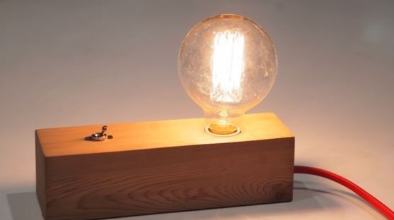 Lampa z lampą Edisona