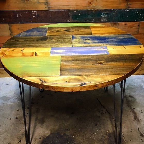 طاولة خشبية مستديرة متعددة الألوان
