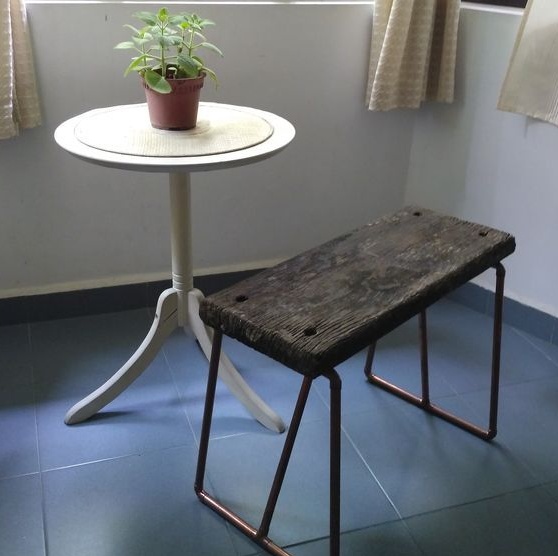 Stolica izrađena od bakrene cijevi i stare ploče