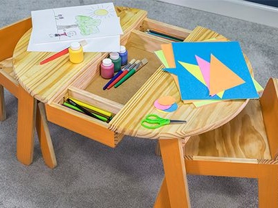 Wie man einen Kindertisch für Kreativität macht