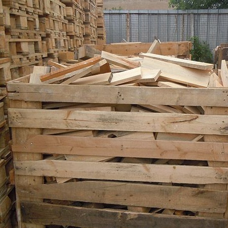 Kleine zeshoekige tafel gemaakt van hout