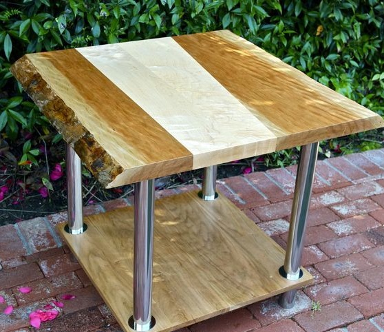 Stôl z prírodného dreva