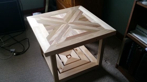 Mesa de madeira com tampo empilhável