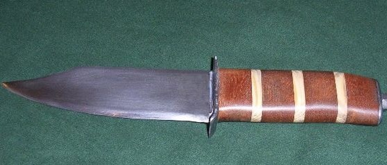 Nôž s drevenou rukoväťou na sadzbu