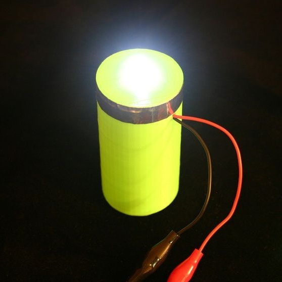 Lampu suluh yang paling mudah pada satu supercapacitor (5 jam operasi)