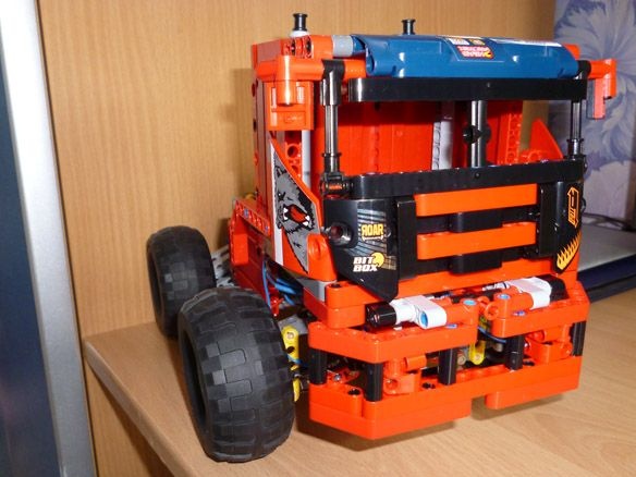 Lego Technic ja Arduino-kuorma-auto Bluetooth-ohjauksella
