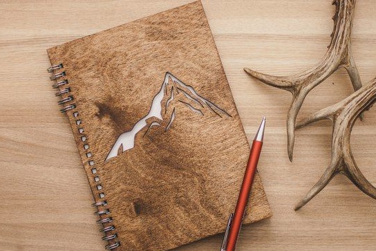 Notebook dengan penutup kayu