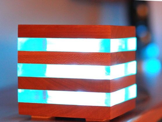 Luminaria de acrílico y madera (multicolor, con control USB)