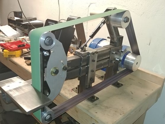 Belt grinding machine