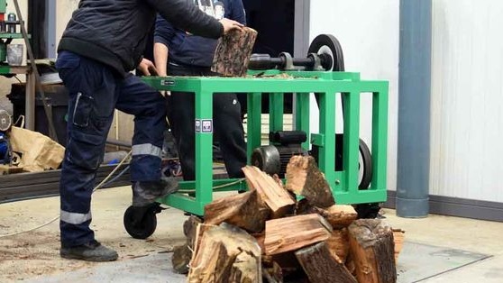 Un simple fendeur de bois sur un moteur électrique
