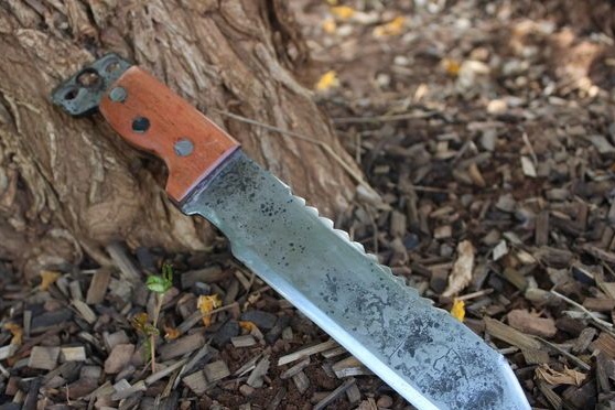 Couteau de survivant fait maison avec des outils simples