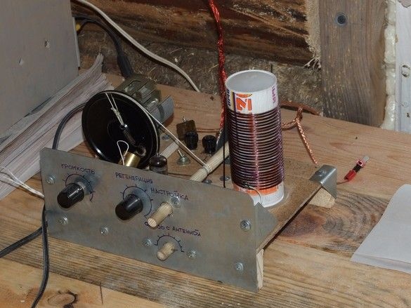 Eenvoudige regeneratieve radiolamp op een radiobuis
