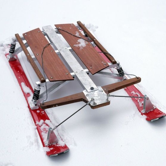 Des traîneaux de ski faits maison sur des amortisseurs