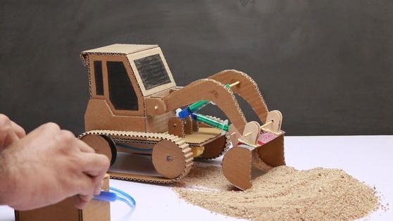 Bestaand kartonnen bulldozer model