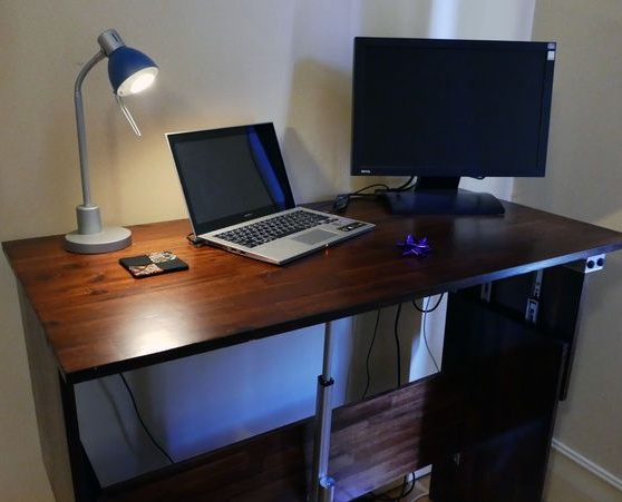 Ang desk na may awtomatikong pagsasaayos ng taas
