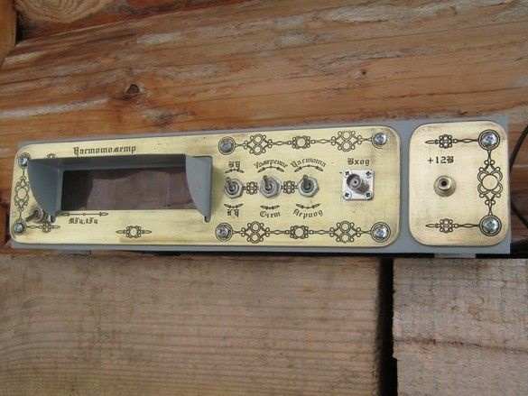 Laboratóriumi frekvenciamérő 555-ös sorozatú chipeken, egy csipetnyi steampunk-mal.