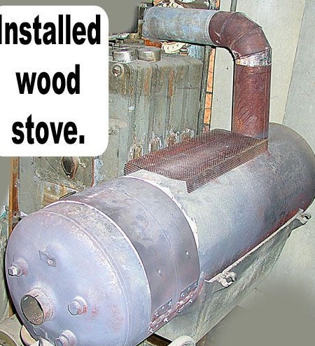 Una stufa a legna proveniente da una vecchia caldaia per il riscaldamento dell'acqua