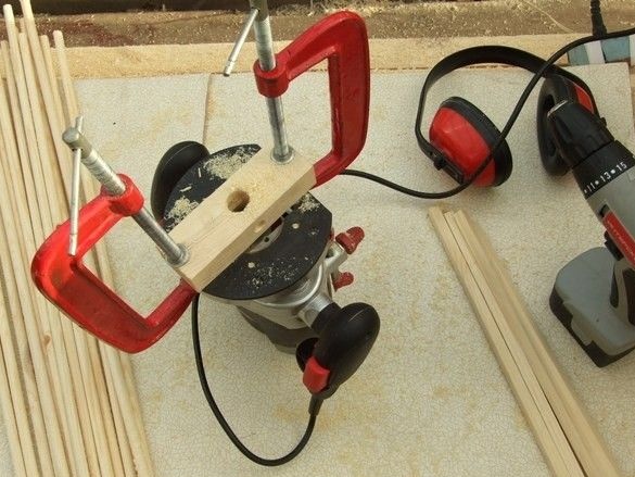 Enkelt verktyg för ett handverk för tillverkning av runda pinnar och tillverkningsprocessen