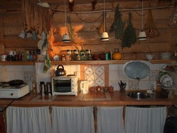 Keramická kachlová pracovná doska v zrubovej kuchyni