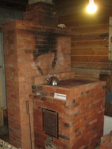 The brick wood stove of the increased reliability, with the combined type of burning