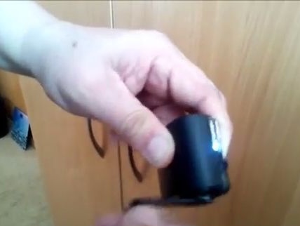 Çinli bir manuel USB şarj cihazı el feneri