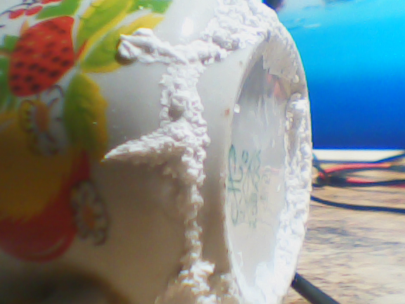 Pourquoi une solution de soude «transparaît-elle» dans la porcelaine?
