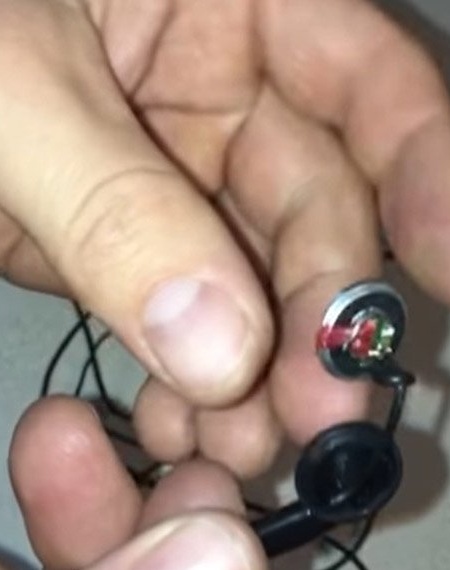 wie man den Lautsprecher aus dem Kopfhörer schiebt