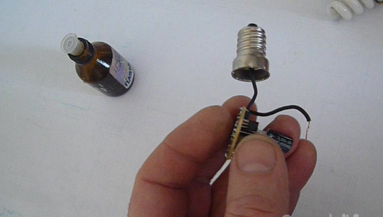 Lifehack - bezpłatny adapter do żarówek elektrycznych od E27 do E14