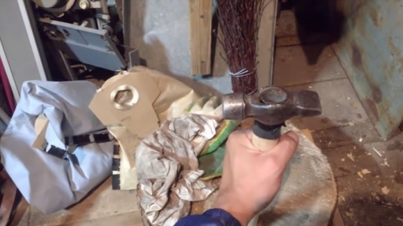 putting a hammer on the handle 3