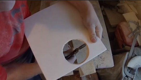 procesando los bordes del agujero con pinzas de loro