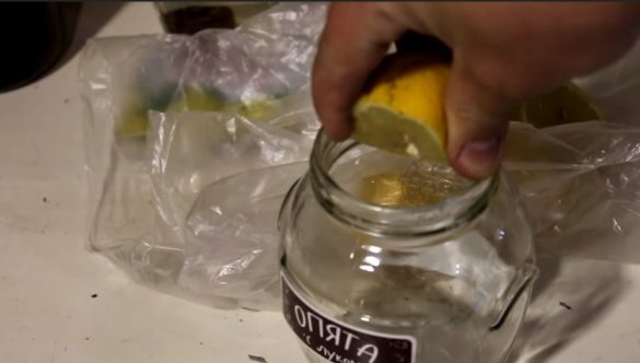 een roestig bord schoonmaken met citroensap