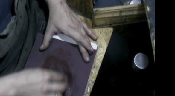 השחזת סכין מטחנת בשר עם נייר זכוכית P180