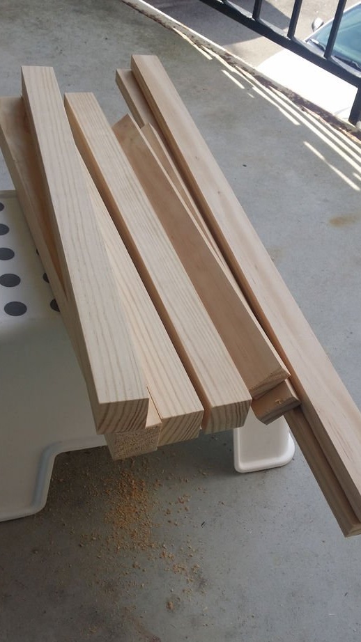 طاولة ومقاعد خشبية بسيطة للأطفال