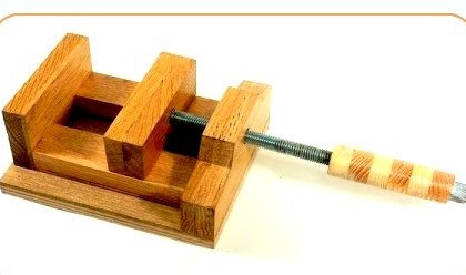 Vicio de madera: una mesa para una perforadora de bricolaje