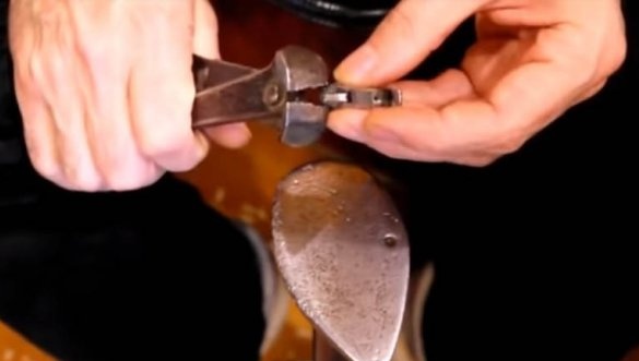 hoe de schuifknop met een tang in te drukken