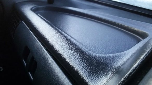 plastikowe wnętrze samochodu