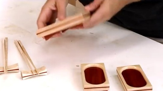 Un conjunto de utensilios de madera para sushi.