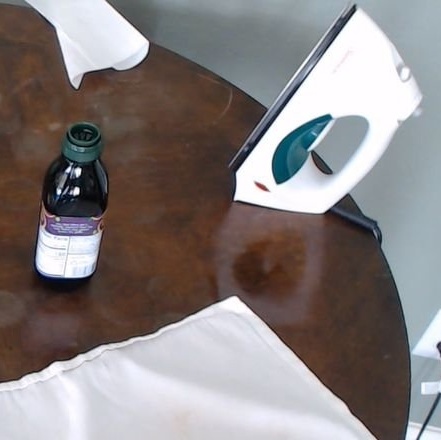 Odstranění bílých skvrn z povrchu stolu