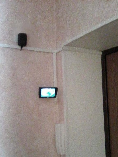 Peephole cu perete - vedere video pe ușa din față