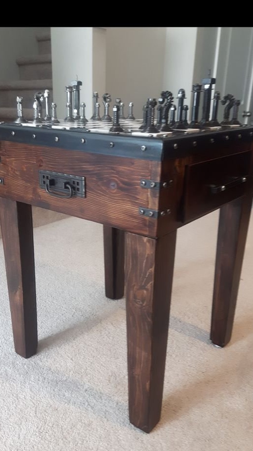 Parçaları depolamak için çekmeceli satranç masası