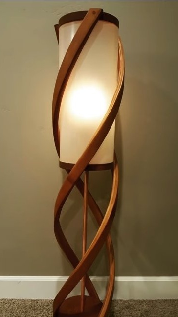 Cedarová lampa so zaujímavým špirálovým dizajnom