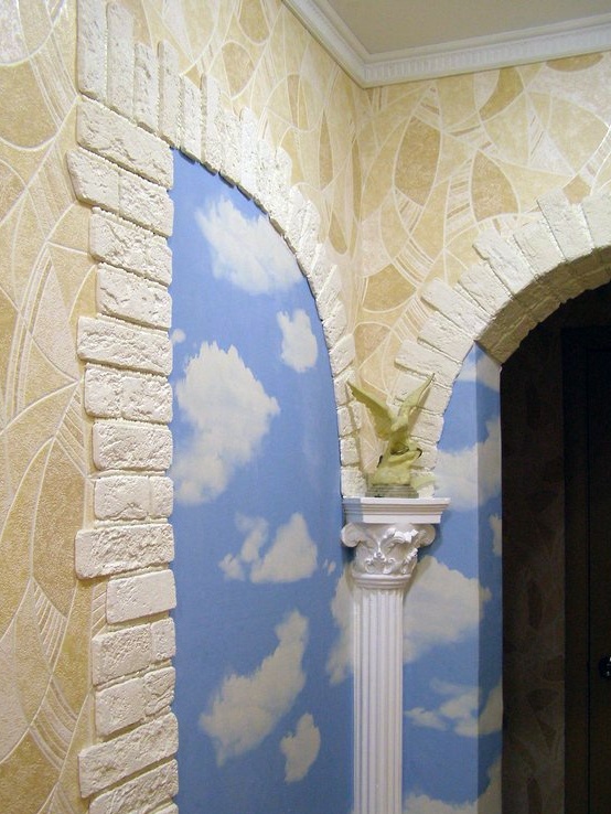 Corridoio in stile greco. Fatto in casa dal passato