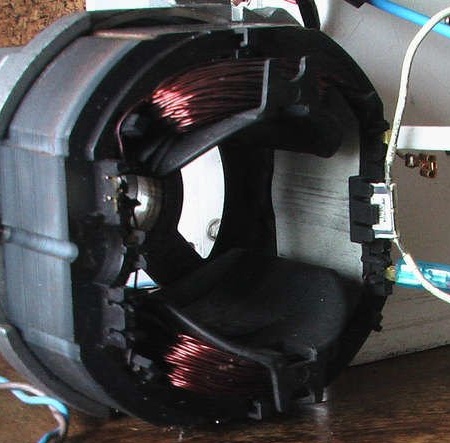 Recycling van onderdelen van een wasmachine, magnetron, voor de vervaardiging van een draaitafel