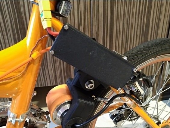 Инсталација на моторни бицикл са скејтборд-а