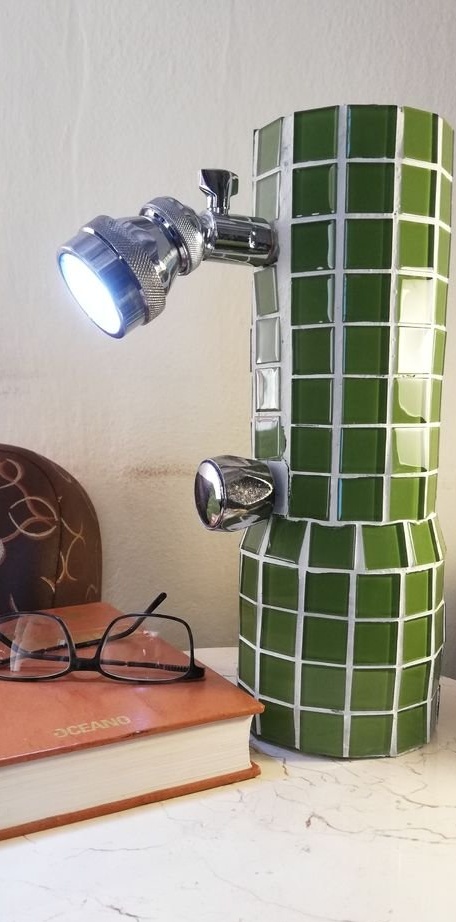 מנורת שולחן מקלחת