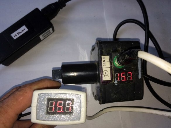 batteripaket med digital voltmeter
