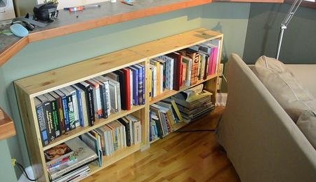 Ein Bücherregal für ein Bücherregal herstellen