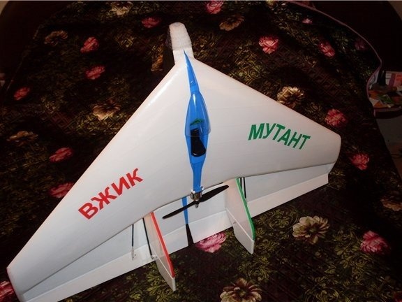 Model samolotu ze skrzydłem w kształcie rombu S-151 „Photon”