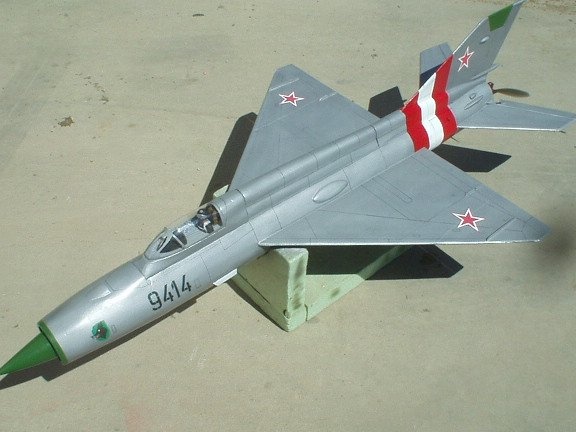 Model d'avió MiG-21 des del sostre