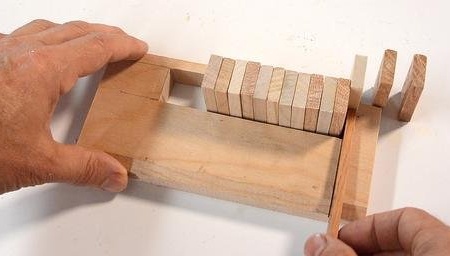 Træmaskine til arrangering af domino i rækker